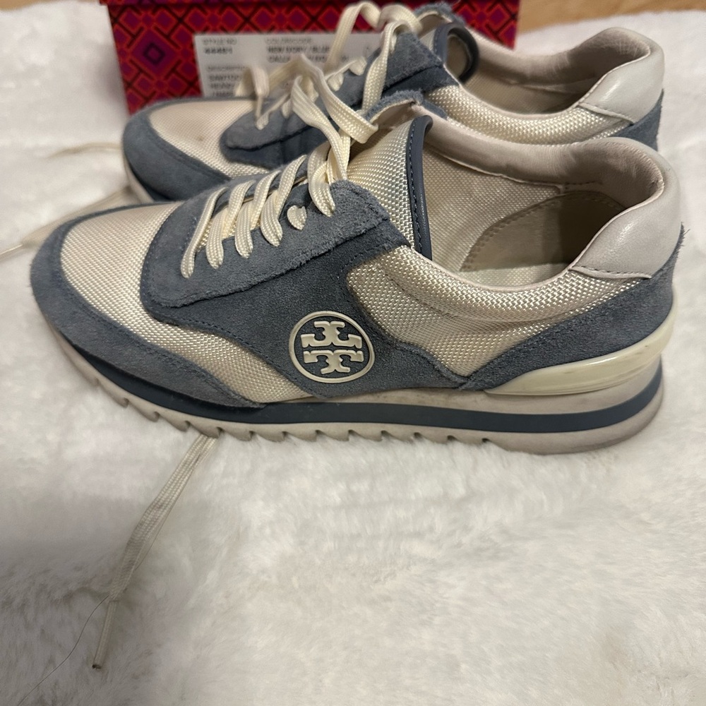 TORY BURCH Sawtooth logo sneaker in cream & blue